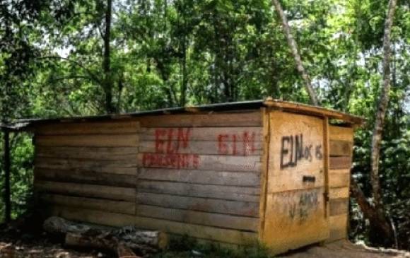 Estas dos fotos fueron tomadas por Luis Robayo de la agencia AFP y fueron presentadas en el dossier como hechas en Venezuela. Arriba en Catatumbo, y abajo en Chocó. FOTOS Archivo AFP