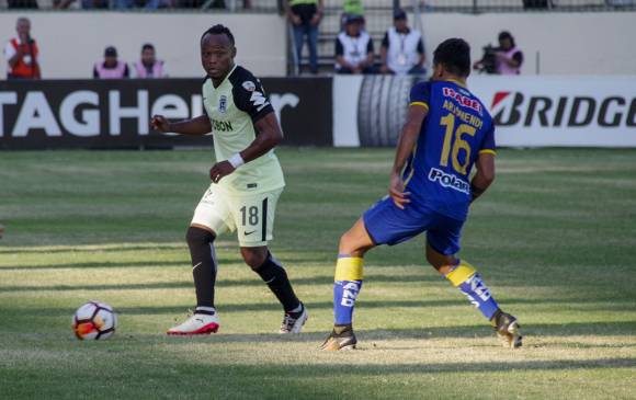 Camilo Zúñiga retornó a la Libertadores después de una década, pero no le fue bien. Fue sustituido en el segundo tiempo por Heliberton Palacios. En casa, el Verde había ganado 4-0. FOTO AFP