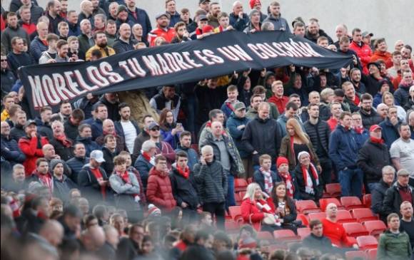 Esta es la imagen de los hinchas con la famosa pancarta. FOTO @SunSport