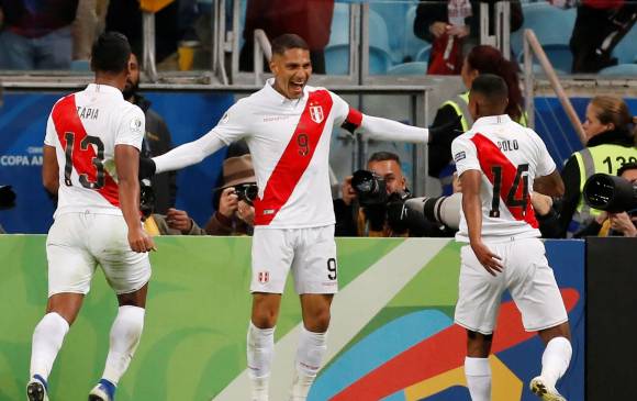 El festejo del delantero peruano Paolo Guerrero, quien puso cifras concretas al marcador. Un 3-0 que deja a los chilenos con gran frustración, pero a los incas con la ilusión del título. FOTO reuters