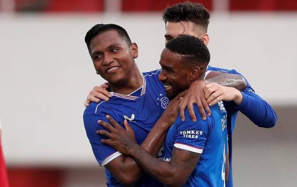 El colombiano celebra con sus compañeros de equipo en la goleada 0-5 ante Lincoln Red Imps Football Club. FOTO TOMADA RANGERS