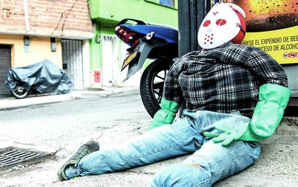 “El Panda pa´la Parranda” se llama el muñeco que tiene listo Reinaldo Muñoz para prender el 31. Dice que no le echará pólvora. FOTO CARLOS VELÁSQUEZ 