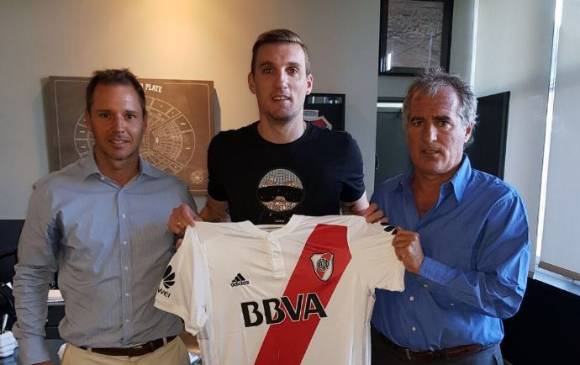Este es Armani con los directivos del River Plate. FOTO @CARPoficial
