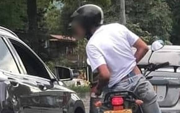 El hombre armado se acerca en la motocicleta a la camioneta que es su víctima. FOTO: Cortesía