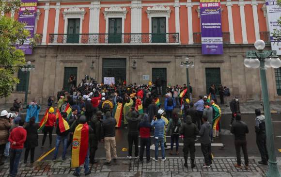 A la Casa Grande del Pueblo, sede del Ejecutivo de Bolivia, llegaron manifestantes para pedir el restablecimiento de un gobierno en el país. Estuvo custodiado por las autoridades. FOTO EFE