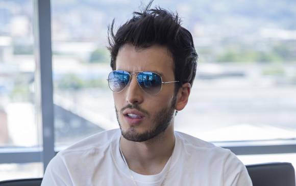 Sebastian Yatra firmó autógrafos en el Éxito de Bello. FOTO: Carlos Velásquez