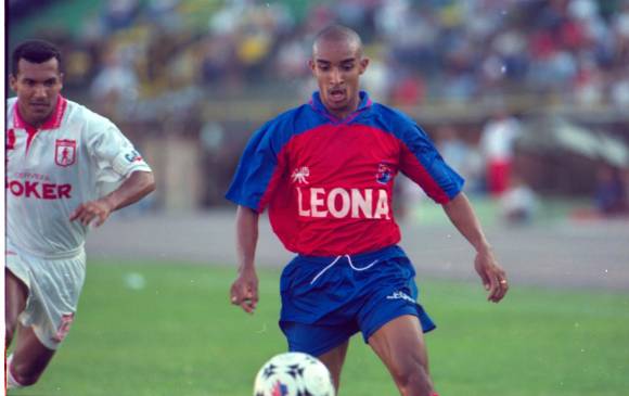 En la imagen, Roberto Carlos Cortés en su época de jugador con el DIM. FOTO ARCHIVO EL COLOMBIANO