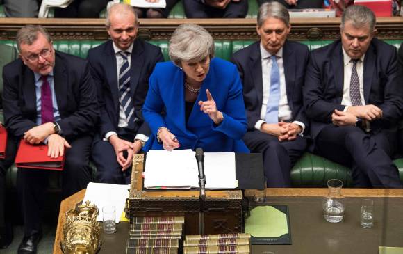 Theresa May, primera ministra de Reino Unido, durante su intervención en la votación de la moción de censura ayer. FOTO reuters