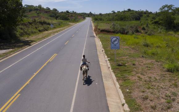 La Troncal de la Paz, cuyo proyecto original debía ir desde Caucasia hasta Remedios, apenas llega hasta Zaragoza. Pero una vía de 4G terminará la conexión. FOTO manuel saldarriaga