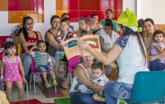 El Sistema de Bibliotecas cuenta con programas como La Hora del Cuento, que se lleva a los niños internos en hospitales. Foto Juan Antonio Sánchez.
