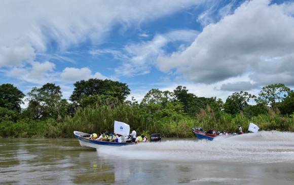 La Defensoría recorrió el río Naya. FOTO DEFENSORÍA