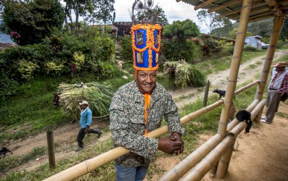 Andrés Cañas, hijo de Gilberto Cañas, recibió de este el legado de sainetero. Al fondo, un cultivador de caña. FOTO juan antonio sánchez
