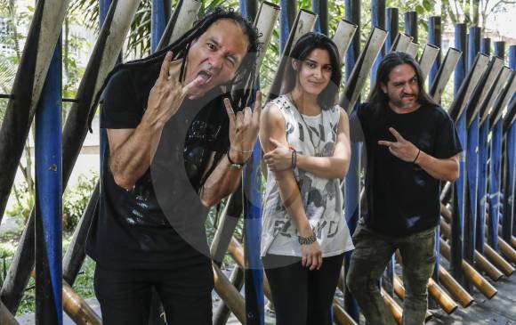 Dilson Díaz, Isabel Valencia y Marcelo Gómez conforman La Pestilencia junto a Carlos Marín. Valencia entró al grupo oficialmente con este nuevo álbum e interpreta el bajo. FOTO Róbinson Sáenz.
