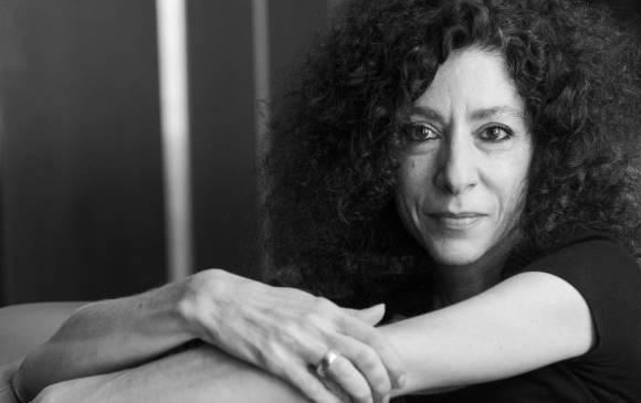 Leila Guerriero explica que un periodista necesita leer para que su propia prosa se enriquezca, para sentir el estímulo de encontrar un recurso narrativo. Foto: Emanuel Zerbos.