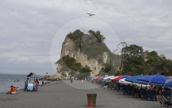 Según cifras de la alcaldía, Tumaco tiene un 90% de informalidad, razón fundamental para que la cuarentena allí haya tenido tantos tropiezos para cumplirse. En los corregimientos más distantes, la situación de orden público no ha dado tregua. FOTO manuel saldarriaga