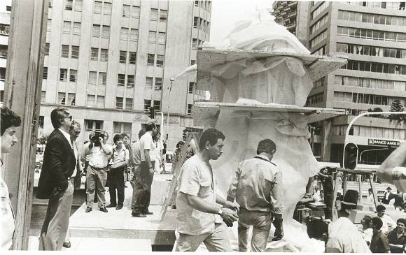 El maestro Fernando Botero pendiente de cada detalle durante la instalación de su primera gorda en las calles de Medellín. FOTO ARCHIVO EL COLOMBIANO La Gorda de Botero