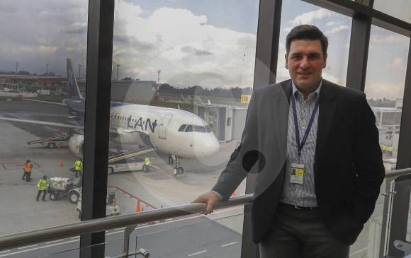 El director de Latam Airlines en Colombia, Santiago Álvarez, recibió el lunes el primer vuelo de la aerolínea que llegó a Rionegro desde Lima (Perú). Un A-319 para 144 pasajeros. FOTO MANUEL SALDARRIAGA