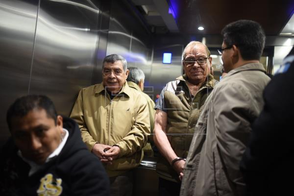 Fotografía de los militares retirados César Octavio Noguera Argueta (i) y Benedicto Lucas García (d) son trasladados al juzgado por el caso de genocidio en Guatemala, el 25 de noviembre del 2019, en Ciudad de Guatemala (Guatemala). EFE/Edwin Bercián/Archivo
