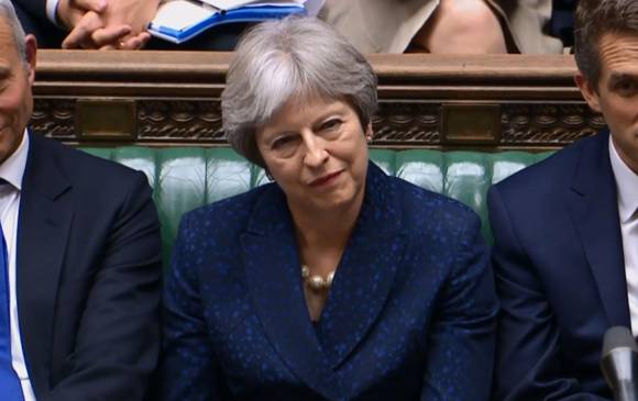 La mandataria británica se encuentra ante uno de los momentos más críticos de su gobierno, sin el apoyo de las facciones más radicales del Brexit. FOTO AFP