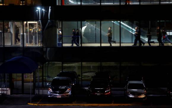 Agentes del Ministerio Público llegan al aeropuerto La Aurora para tratar de cumplir la orden de la Corte de Constitucionalidad de Guatemala y dejar ingresar al investigador de la CICIG, Yilen Osorio. Foto; EFE