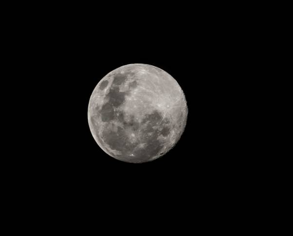 Luna para enamorados. En tiempos de cuarentena y miedo, pero que trae, tal vez, un poco de esperanza a esta tierra sumida en el dolor. Y la crisis. FOTOS JUAN ANTONIO SÁNCHEZ