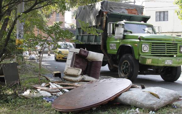 Nuestro recorrido por la carrera 84 entre la calle 30 y 33, en donde se evidencia el estado crítico de la zona descrito por la denuncia ciudadana de una de nuestras lectoras.