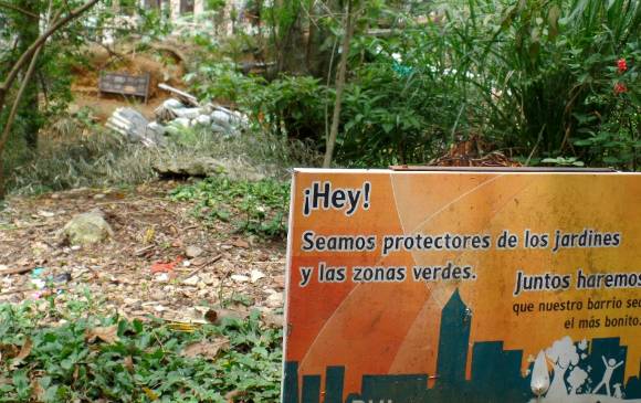 Escombros y basura en el Parque Lineal La Tinaja.