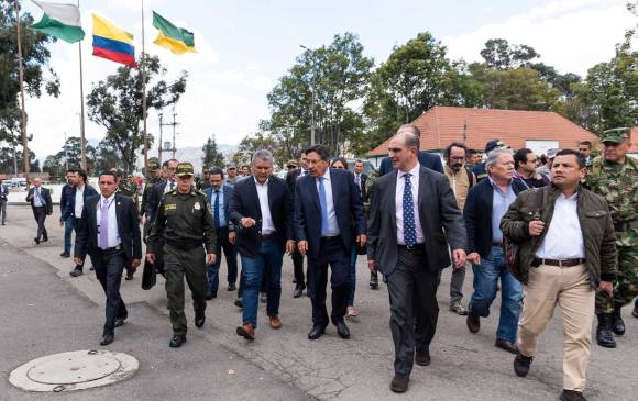 Iván Duque, presidente de Colombia, Néstor Humberto Martínez, Fiscal, junto a comitiva en Escuela de Policía General Santander. Foto: Presidencia de la República