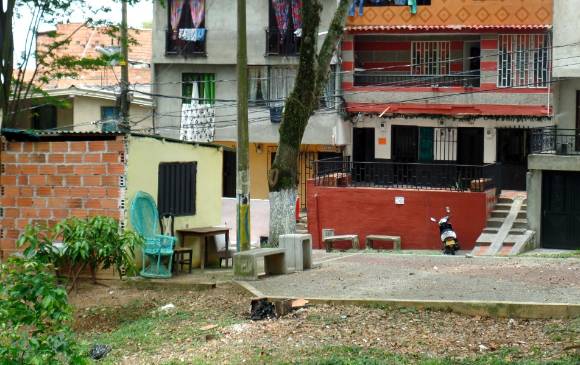 Construcción ilegal de una caseta en el parque.