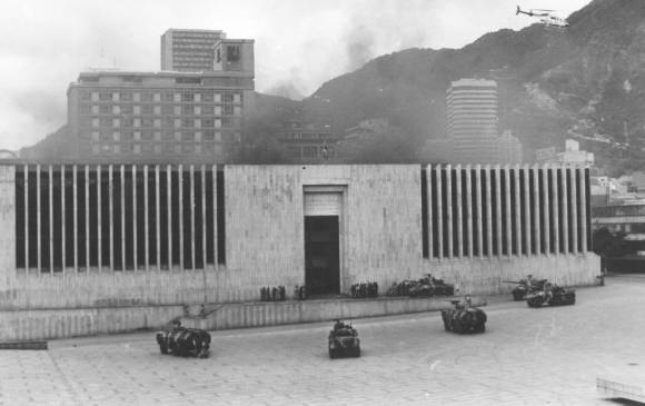 Horas antes de que las Fuerzas Militares retomarán el control, una explosión se escuchó en el interior del Palacio. 