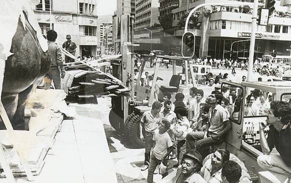 El trasero de La Gorda se descubrió a las 10:00 de la mañana y provocó risas y aplausos entre los espectadores. FOTO ARCHIVO EL COLOMBIANO La Gorda de Botero