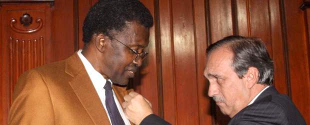Raúl Cuero, Honoris Causa | Donaldo Zuluaga | Raúl Cuero recibió el Honoris Causa de manos de Luis Alfredo Ramos. El acto cerró con la presentación de la Corporación Afrocolombiana Sankofa.