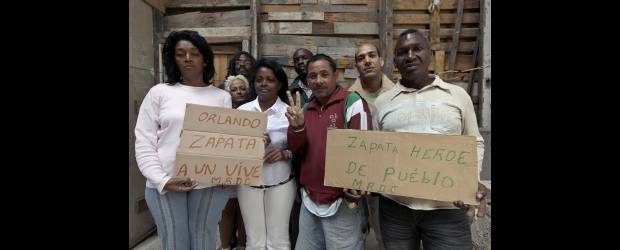Disidentes cubanos siguen el ejemplo de Orlando | Enrique De La Osa, Reuters - La Habana, Cuba | Grupos de resistencia civil y movimientos opositores en Cuba continúan las jornadas de protesta contra el régimen de Raúl Castro, a quien culpan por la muerte del preso político Orlando Zapata tras 85 días en huelga de hambre.