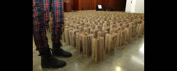 Una reflexión a propósito de Puntos de fuga | Edwin Bustamante | Compound es la obra de Juan Raúl Hoyos, elaborada a partir de bolsas de papel orgánico. Hace una reflexión en torno a la resolución de los problemas urbanos, desde la convivencia hasta lo habitacional. Las fachadas impresas son de diferentes edificios del mundo. La exposición se puede ver en la Biblioteca EPM.