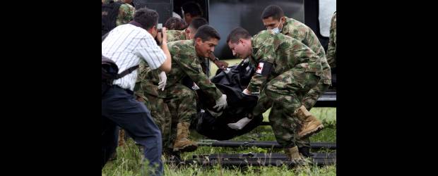 Policía muerto y radar averiado por las Farc | Archivo | El intendente Guido Holguín murió en los combates de la Policía con guerrilleros de las Farc que atacaron la subestación en el cerro Santa Ana, en El Tambo (Cauca). El presidente Juan Manuel Santos rechazó la acción subversiva.