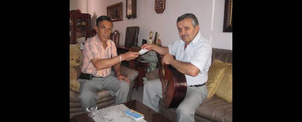 En este banco todo se paga, pero en tiempo | Erika Cañas | Jorge Marín, a la derecha, es uno de los nuevos asociados al Banco de Tiempo de Belén. El hombre toca la guitarra y quiere ofrecer sus servicios profesionales a cambio de otros que necesita. Todos los usuarios de este organismo controlarán la operación para que tenga éxito. En la imagen lo acompaña Alberto Bedoya, quien también se quiere vincular a la iniciativa.