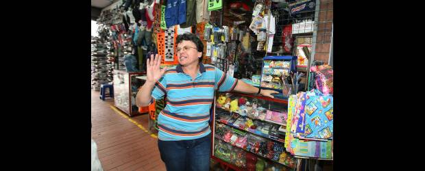 Círculos Solidarios, garrote al pagadiario | Juan Antonio Sánchez | La comerciante Beatriz Mora dice que desde que está en Fomentamos ve que está creciendo. Su local antes estaba vacío pero tiene un surtido de unos 5 millones de pesos. Sus ventas oscilan entre los 20 mil y los 120 mil pesos. Su ideal es trabajar sin deudas. Paga 25 mil semanales a Fomentamos.