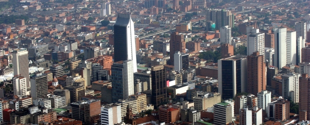 Firman pacto para recuperar espacios públicos del Centro de Medellín | Por el Centro circula 1 millón de personas al día. Por eso no puede invadirse el espacio.