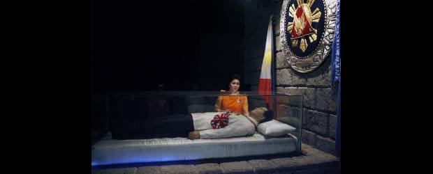 Reuters | La ex primera dama de Filipinas, Imelda Marcos, visitó este viernes el ataúd de cristal de su marido, el difunto dictador Ferdinand Marcos, que sigue sin enterrar desde su muerte en 1989, en la ciudad de Batac, provincia de Ilocos Norte, al norte de Manila.