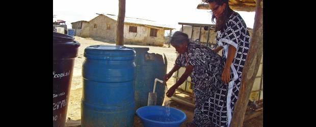 Los Wayúu calman su sed | Gustavo Gallo | Akis Ushaina, acompañada por su nieta Dubis, abre la pluma para ver cómo cae el agua pura y fresca que es potable y sirve no solo para calmar la sed, sino también para preparar los alimentos.