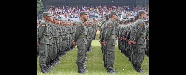 Jóvenes líderes serán promotores de vida | Juan Fernando Cano | En el Diamante de Béisbol del estadio Atanasio Girardot, 781 jóvenes de la ciudad se comprometieron a trabajar en temas sociales, de paz y de convivencia con sus comunidades. Lo harán como refuerzo de la Policía Comunitaria y así prestarán su servicio militar obligatorio. Arrancan su labor en septiembre.