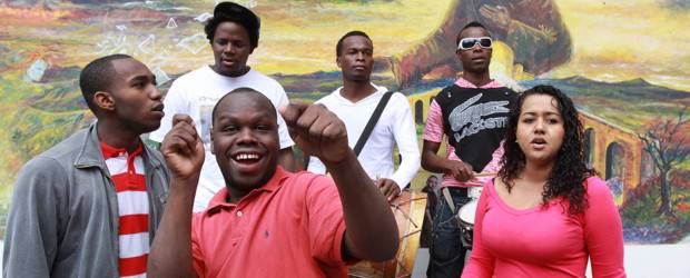 Con Son Batá, África suena en la Comuna 13 | Donaldo Zuluaga | Atrás, John Fredy Asprilla, Carlos Léider Mosquera y Cristian Benítez. Adelante, Wílmer Bonilla, John Jaime Sánchez y María Nelly Zapata, integrantes de Son Batá y de su chirimía. Este colectivo hace sonar los ritmos africanos en las terrazas y calles de la Comuna 13, donde nacieron y donde hacen historia en un contexto de guerra.