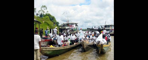Farc retuvo 200 personas en Chocó y bloquea vía en Anorí | Archivo | En un retén ilegal montado por las Farc en el río Atrato, fueron retenidas unas 80 personas, manifestaron fuentes oficiales de Chocó. A la zona se desplazará una comisión del CICR para verificar las condiciones de los retenidos.