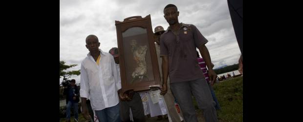 Triste aniversario sobre las cenizas de la vieja Bojayá | Colprensa | Con presencia del general Freddy Padilla de León, comandante de las Fuerzas Militares y funcionarios del Gobierno, los bojayaceños se congregaron en el cementerio local, donde entregaron una ofrenda floral. La imagen de Cristo que también resultó mutilada es un recuerdo del horror vivido hace ocho años.