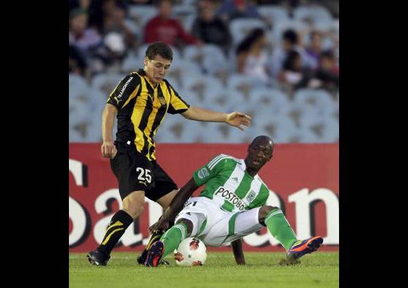 Reuters - Partido de la segunda jornada del Grupo 8 disputado en el estadio Centenario de Montevideo ante unos 40.000 espectadores.