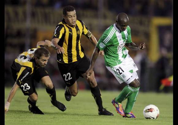 Reuters - El verde ya hab&#237;a dado cuenta 2-0 de Universidad de Chile, mientras que Pe&#241;arol hab&#237;a ca&#237;do en su visita al Godoy Cruz de Argentina por 1-0.