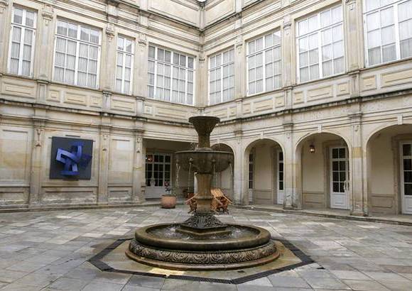 Foto archivo Colprensa - Esta escultura azul se encuentra en uno de los patios del Palacio de Nari&#241;o.