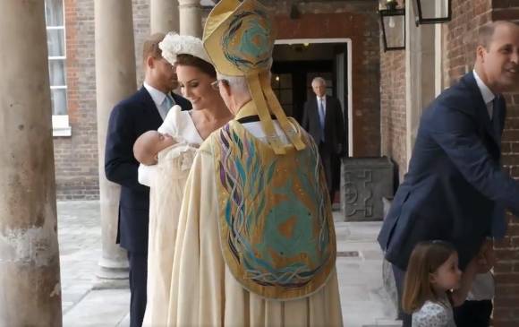 Luis de Cambridge, tercer hijo y segundo varón de los Duques de Cambridge, a su salida del hospital St Mary’s de Londres, Reino Unido. FOTO: Pantallazo video Palacio de Kensington