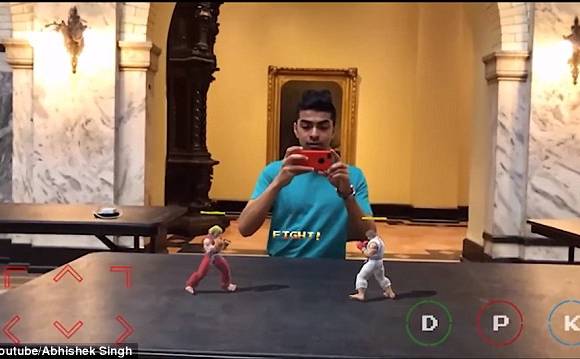 El programador Abhishek Singh jugando Street Fighter II: Real World Warrior. Para jugar, un usuario apunta su cámara a una superficie plana, como una mesa o una calle.