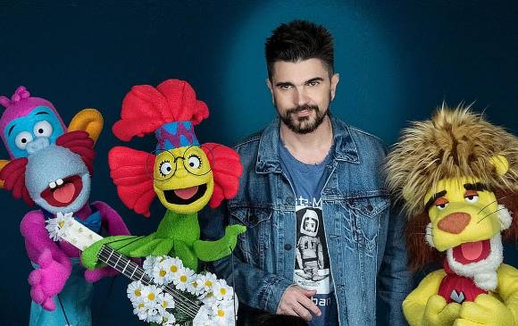 Imagen de Juanes junto a los títeres de Opa Popa Dupa. FOTO CORTESÍA
